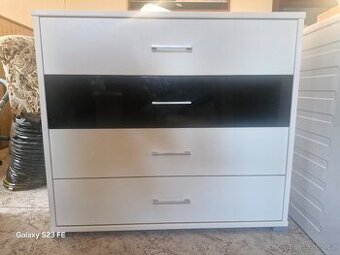 Komoda se zásuvkami