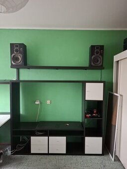 Studentská stěna s osvětlením + police – 2500 Kč