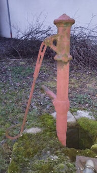 starožitná litinová pumpa – krásný solitér do zahrady