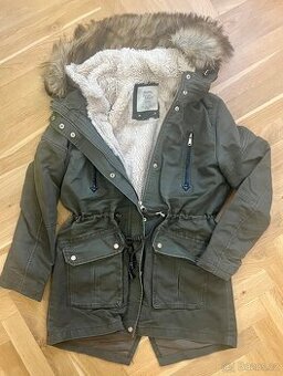Bershka-zimní bunda s chlupatou podšívkou, vel. 170