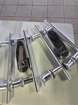 Hliníkové madla ze sprchových koutů