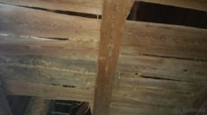 Staré nezejdované fošny a tesané trámy