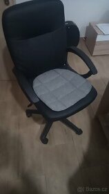 Výškově nastavitelná kancelářská židle