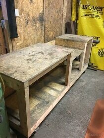 Dřevěný dílenský stůl