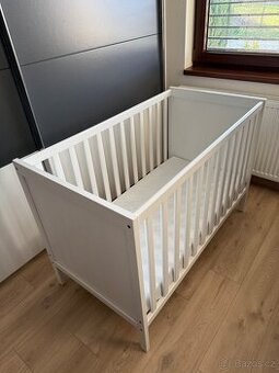 Dětská postýlka SUNDVIK IKEA, matrace, prostěradlo, chránič