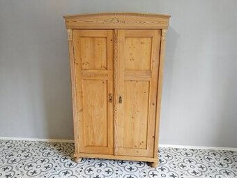Stará, secesní skříň po renovaci, voskovaná