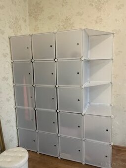 Modulární plastová šatní skříň/boxy