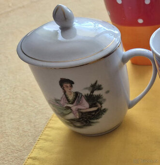 Hrnek retro porcelánový s pokličkou