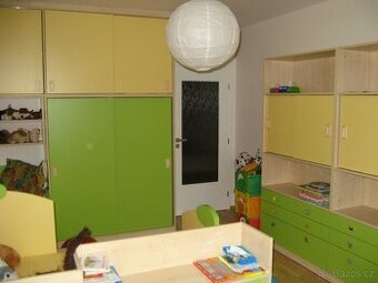 Dětský pokoj - 2x postel, šatní a kombinované skříně, komoda