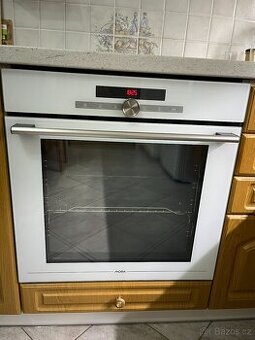 Vestavná trouba MORA s parní funkcí v záruce + 4 plechy