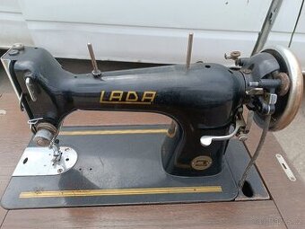 Lada šicí stroj