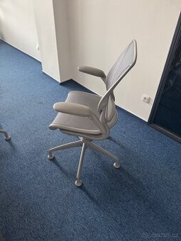 Kancelářská židle humanscale lze na kolečkách
