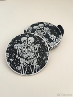 Sada podtácků s motivem kostlivců