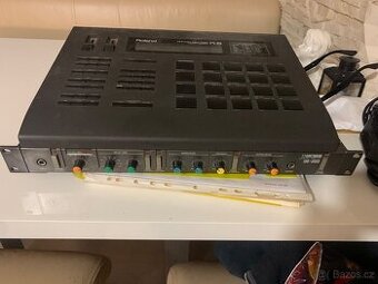 Boss DE200 vintage delay a Roland R8