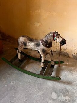 Starožitný houpací kůň