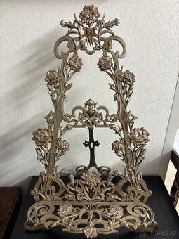 Secesní stojan na fotky