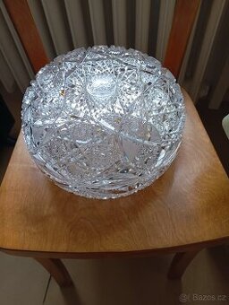 Skleněná kulatá dóza z broušeného skla