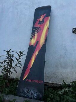 Snowboard NITRO Black Widow 152 cm –levný komplet na začátek