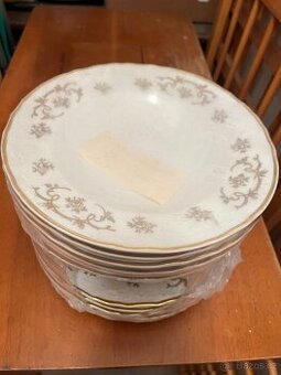 Jídelní souprava talířů