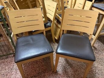 120 ks dřevěných židlí do restaurace