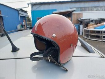Stará motopřilba Kovona na veterána.