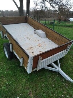 Prodám pěknou dvoukolku na 3 kubíky dřeva i s klanicemi