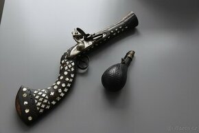 KŘESADLOVÁ PISTOLE-PUŠKA S NÁDOBOU NA PRACH