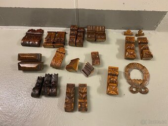 Staré Dřevěné Dveře A Další Kusy Nábytku