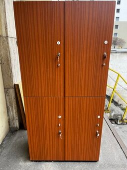 Uzamykatelná šatní skříň