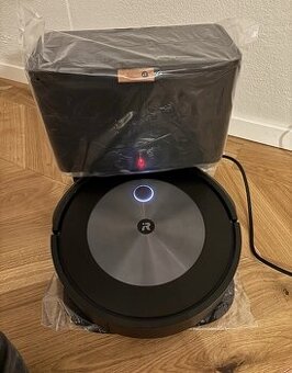 Nový vysavač iRobot Roomba J7+ Combo - 1