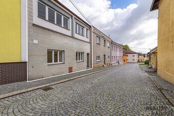 Prodej dvougeneračního domu se zahradou, přímo u náměstí – K