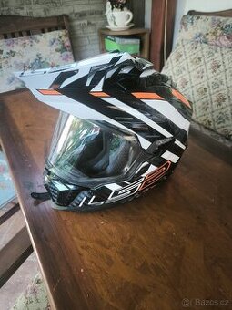 Helma na motorku LS2
