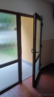 1 x plastové vchodové dveře + do sestavy okno  ( možno bez )