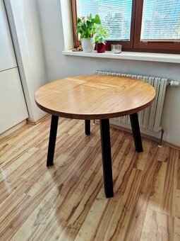 Jídelní dubový stůl