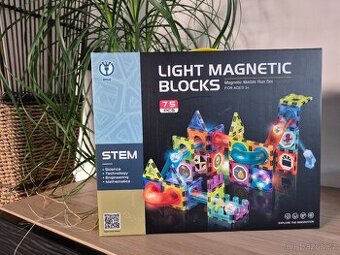 Svítící magnetická kuličková dráha