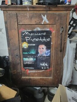 Prodám menší skříň starožitnou