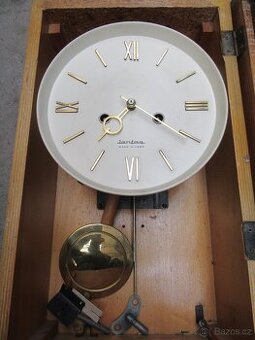 Nabízím staré hodiny Jantar USSR. Hodiny chvíli jdou a pak s