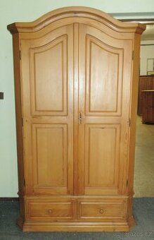 Borovicová šatní skříň se šuplíky - masiv - Výborný stav