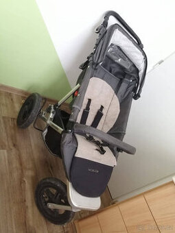 Kočárem EasyWalker Sky