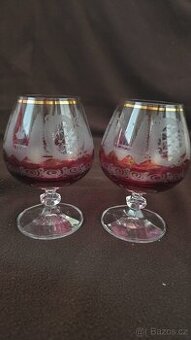 Dvě červené sklenky na stopce se zlacením