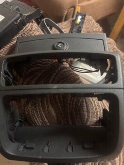 Audi A6 Středový rámeček / držák klimatizace a popelník A