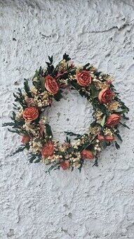 Květinový věnec na dveře