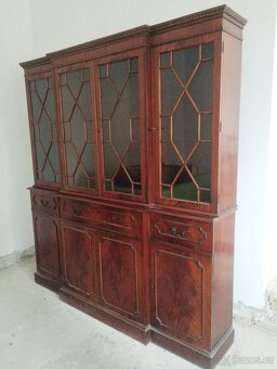 PRODÁM STAROŽITNÝ SEKRETÁŘ