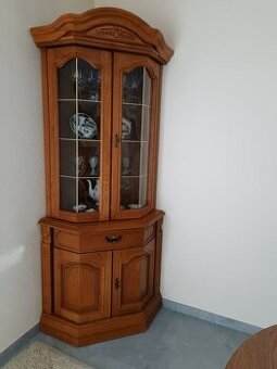 Vitrína rohová, osvětlená - výška 205 cm