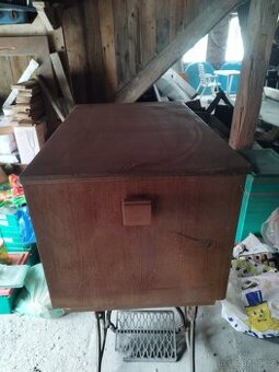 Stará skříňka dřevěná dýhovaná