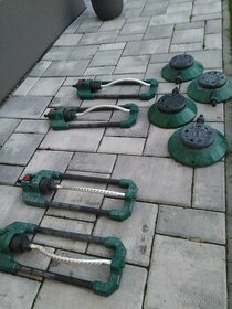 Zavlažování zavlažovač postřikovač zavlažovací