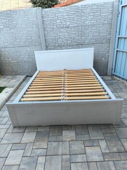 Prodám manželskou postel IKEA 160cm x 200cm