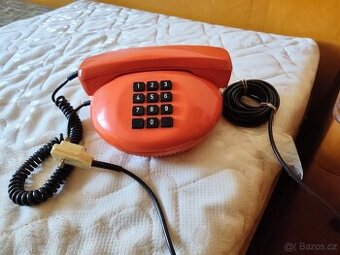 Retro stolní telefon