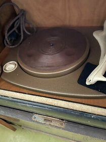 Starý gramofon s rádiem