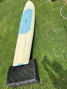 Prodám laminátové starší prkno na windsurfing